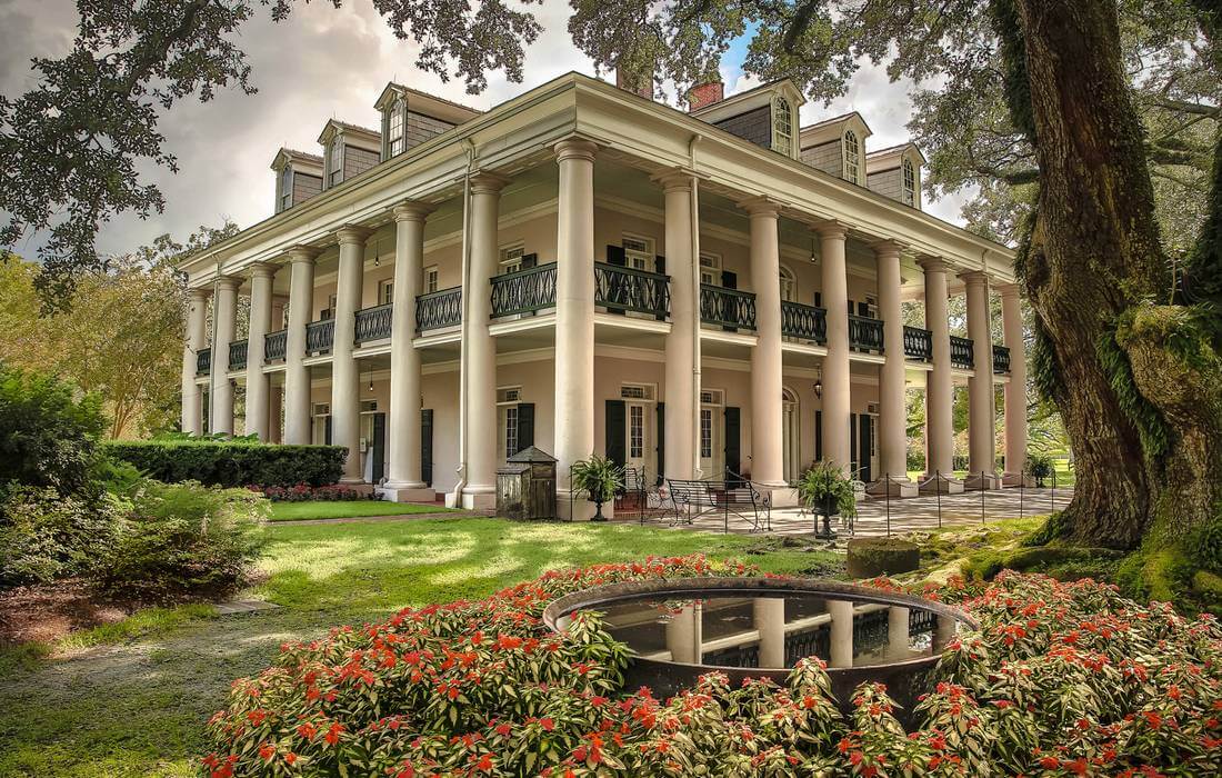 Plantation Oak Alley in Louisiana - photo of the mansion, trees and garden - American Butler