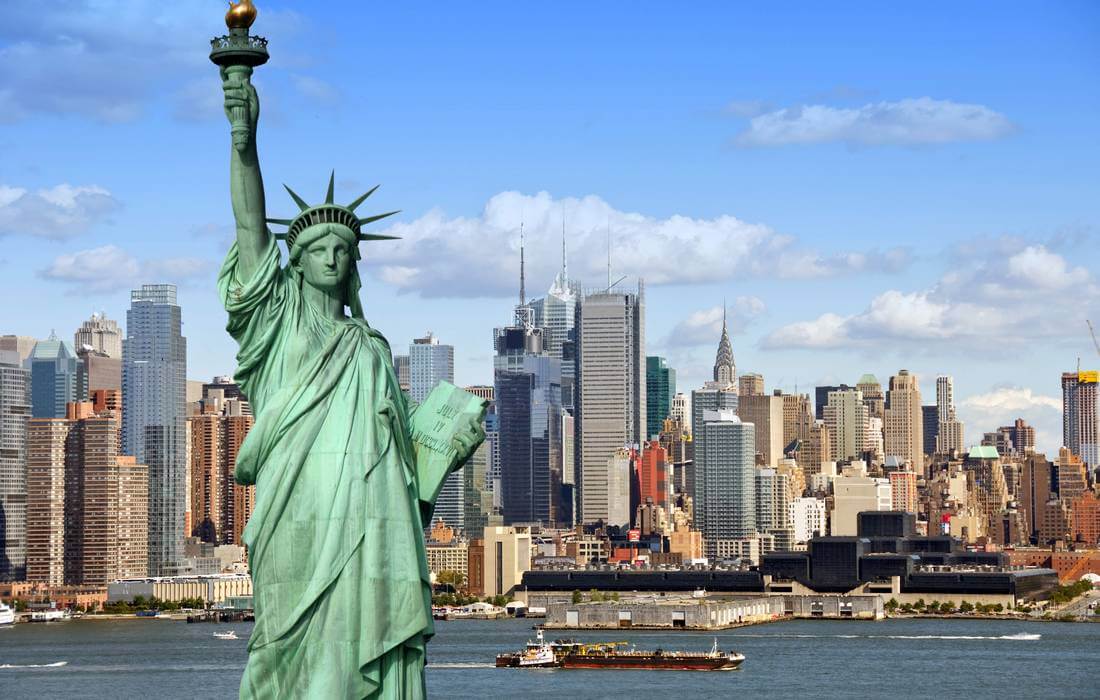 Статуя Свободы на фоне Манхэттена - фото - American Butler