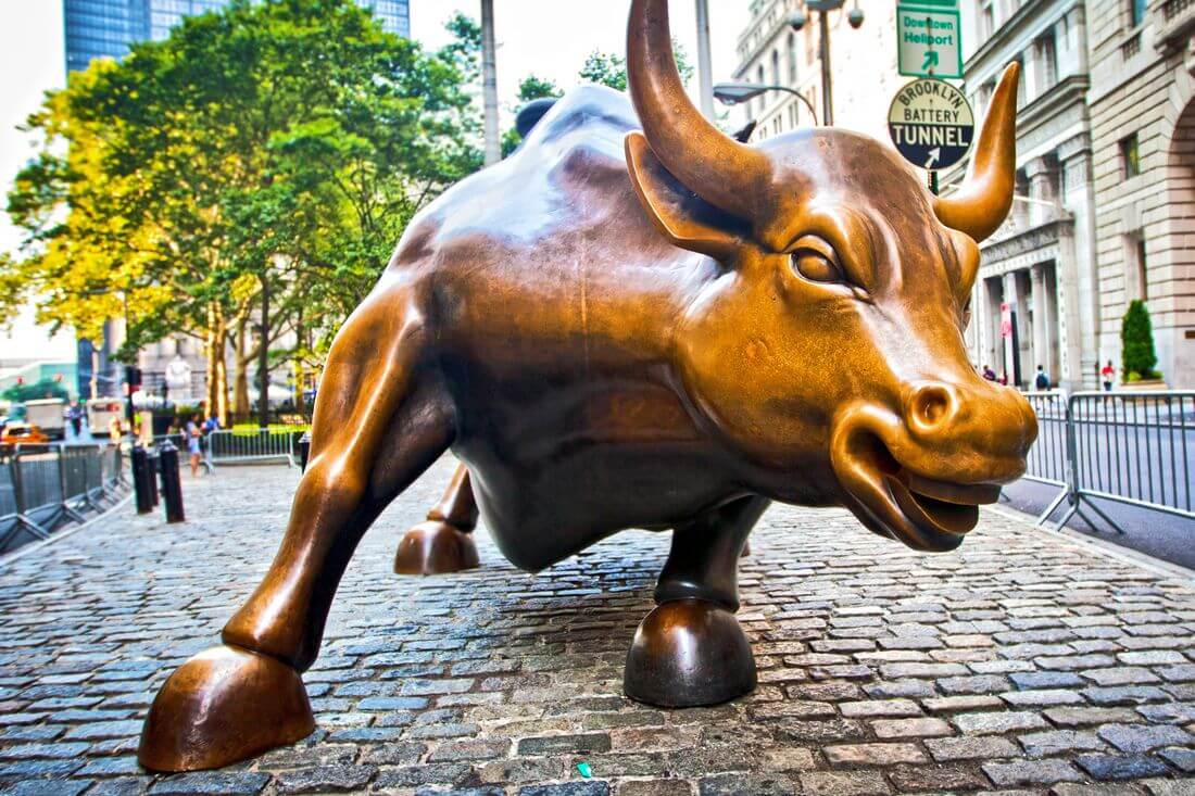 Фото быка в финансовом квартале Нью-Йорка — American Butler