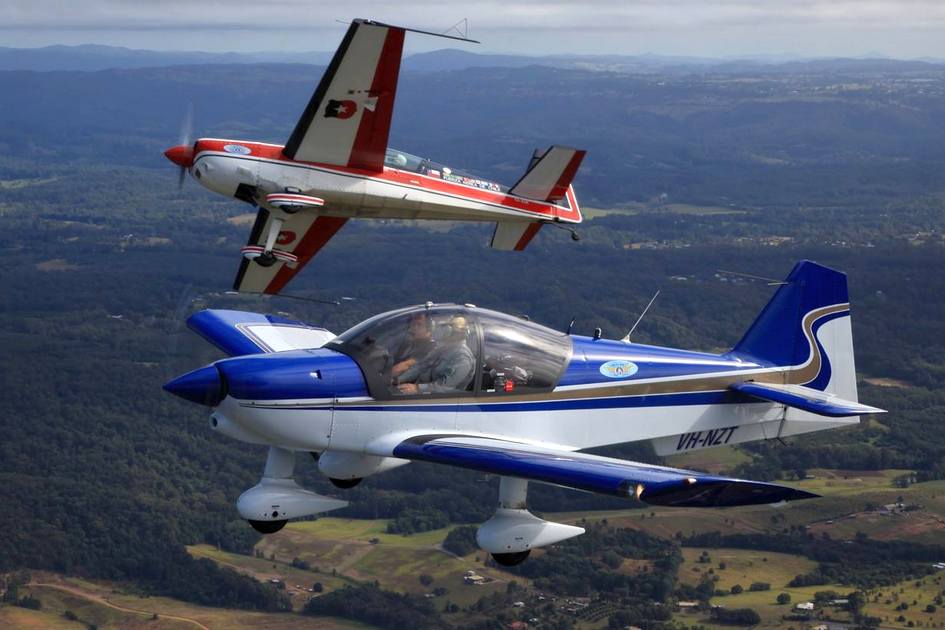 Опыт и уроки высшего пилотирования и трюков в США - фото трюковых самолетов в небе