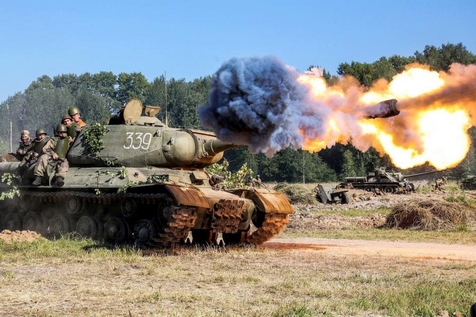 Управление танком во Флориде — фото танкистов, стреляющих из пушки