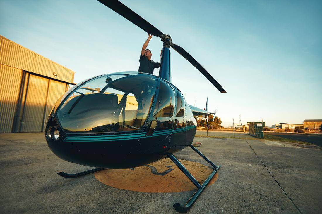 Аренда вертолетов в Майами — фото вертолета Робинсон и пилота — American Butler