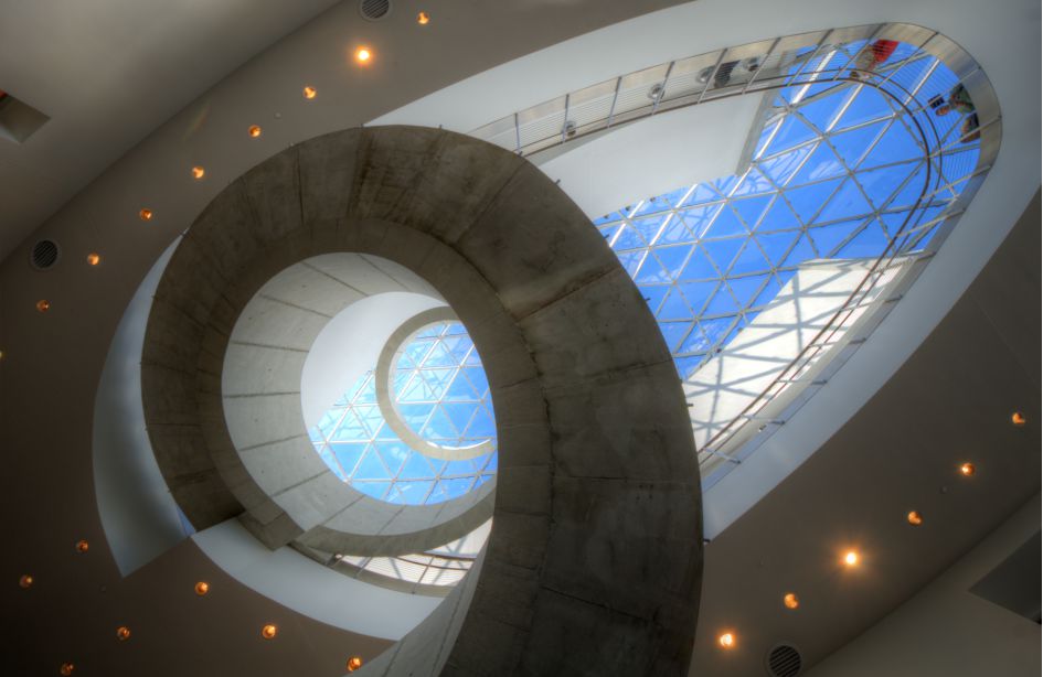 Музей Сальвадор Дали во Флориде - фото винтовой лестницы в музее - American Butler