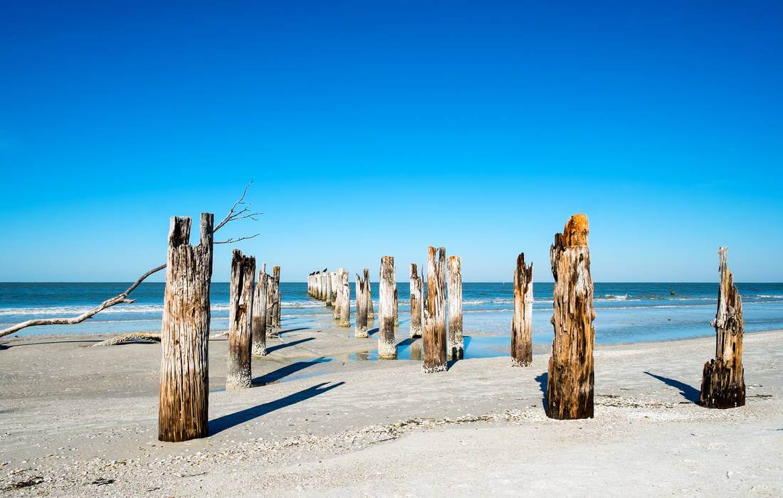 Islands and beaches of Florida — photo of the destroyed wooden pier in Fort Myers — American Butler