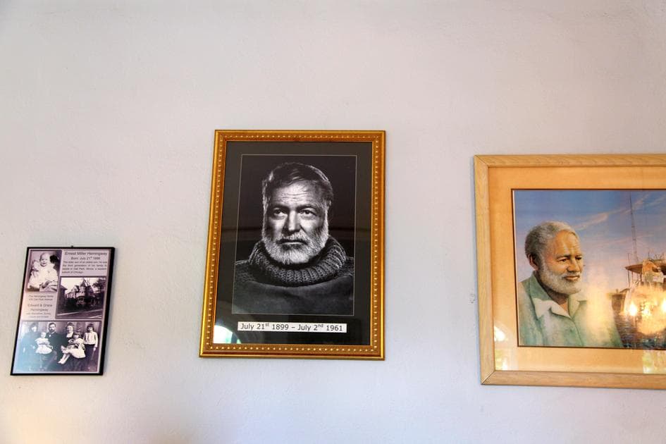 Дом-музей Эрнеста Хемингуэя на Ки-Уэсте - фото стены с фотографиями автора - American Butler