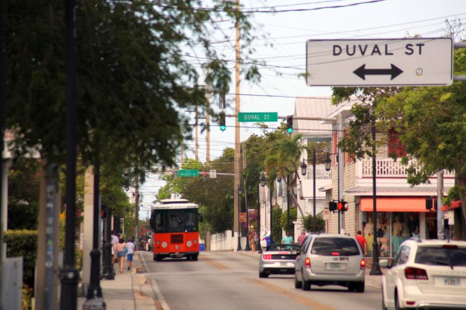 Прогулка по Duval street в Ки-Уэсте — фото перекрестка с US-1