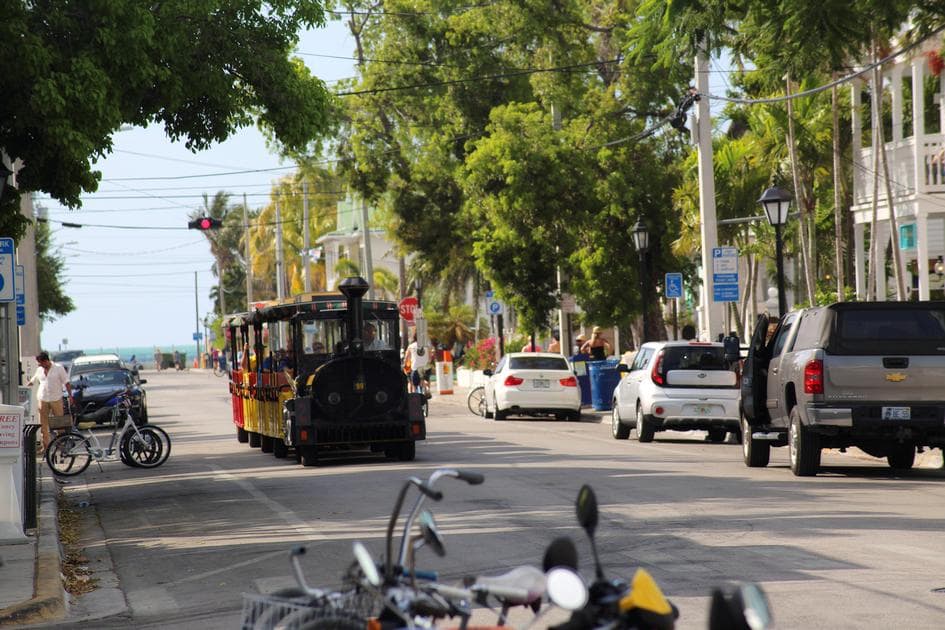  Duval street, Key West — фото экскурсионного трамвая, едущего по улице