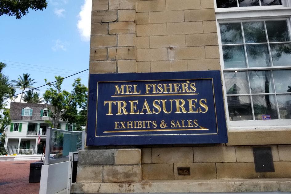 Mel Fisher Maritime Museum - фото перед входом в музей