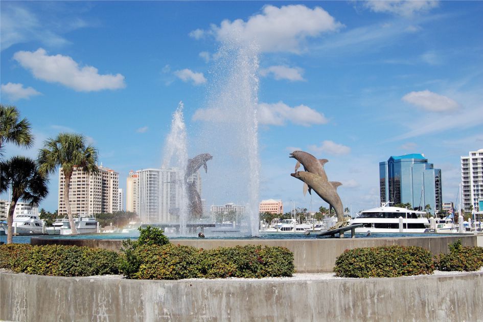 Excursions to the city of Sarasota, USA — photos of fountains — American Butler