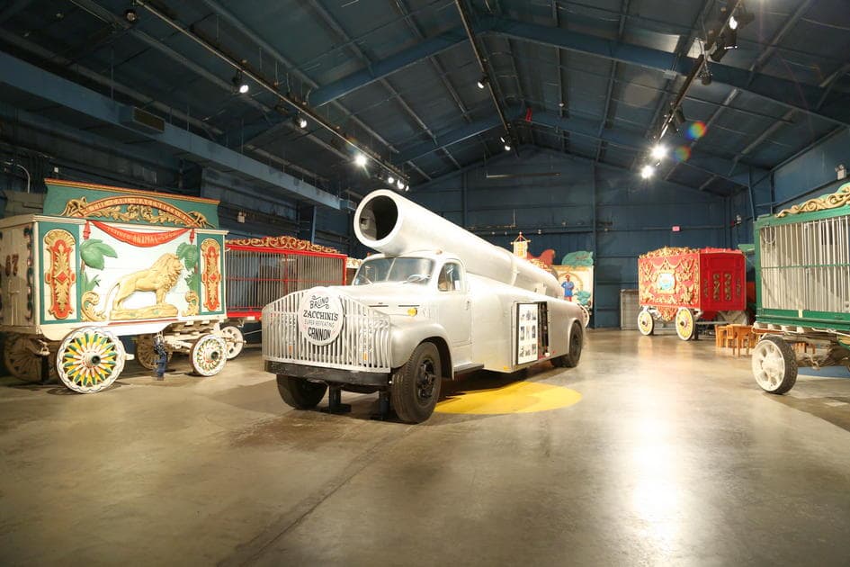 Интересные места и достопримечательности усадьбы Ринглингов — фото машины пушки в музее цирка — American Butler