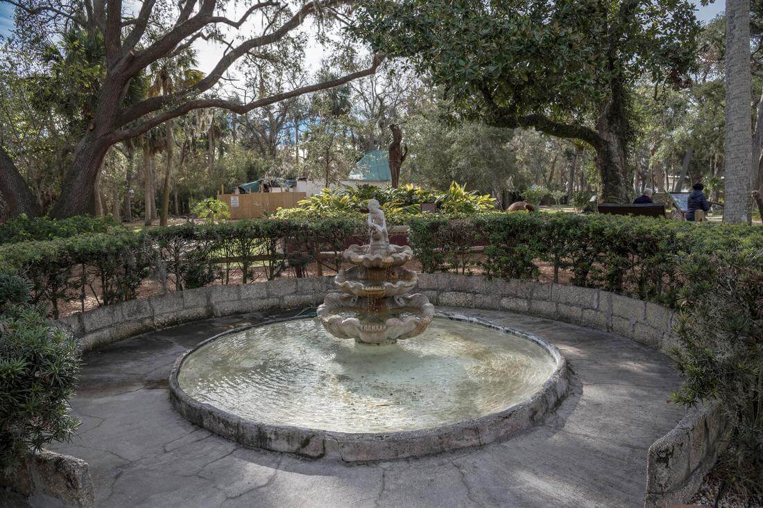 Fountain of Youth, St Augustine — фото фонтана во дворе достопримечательности — American Butler