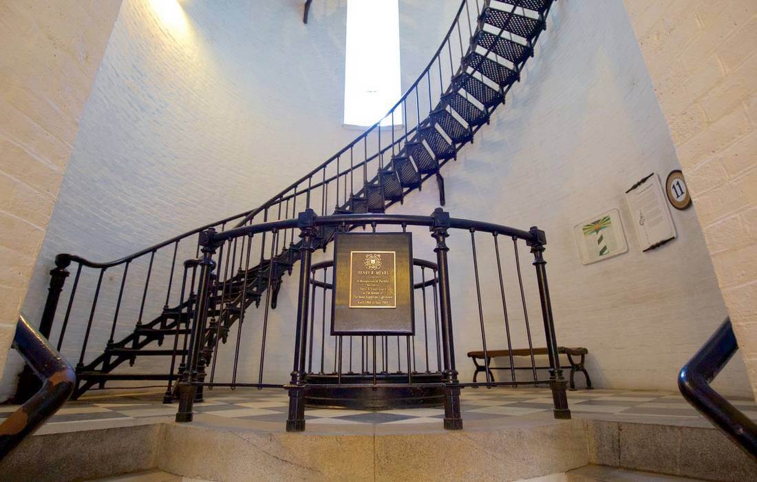 Фото лестницы в маяке Сент-Огастина - American Butler