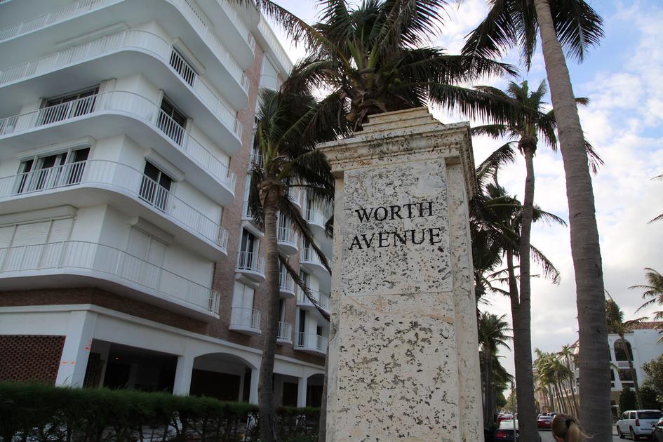 Street Wharf Avenue in West Palm Beach: photo columns with the inscription