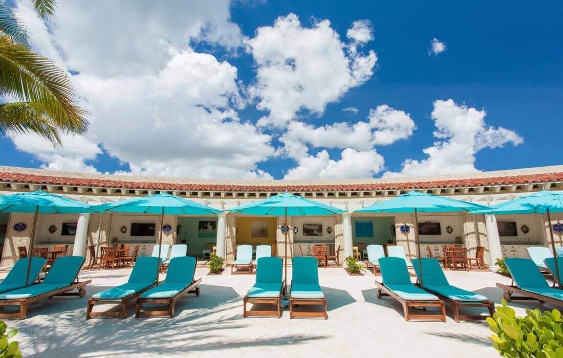 Hotel Breakers - Photo of sun beds in front of the pool - American Butler  