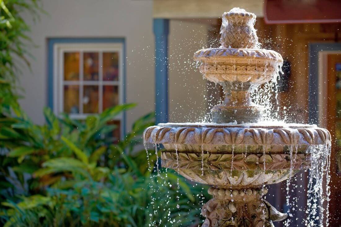 Art Deco Fountain in the center of Palm Beach on Worth Avenue — American Butler