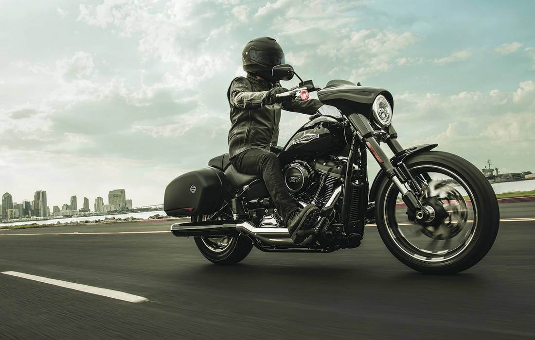 Фото мотоциклиста на байке Harley-Davidson - American Butler