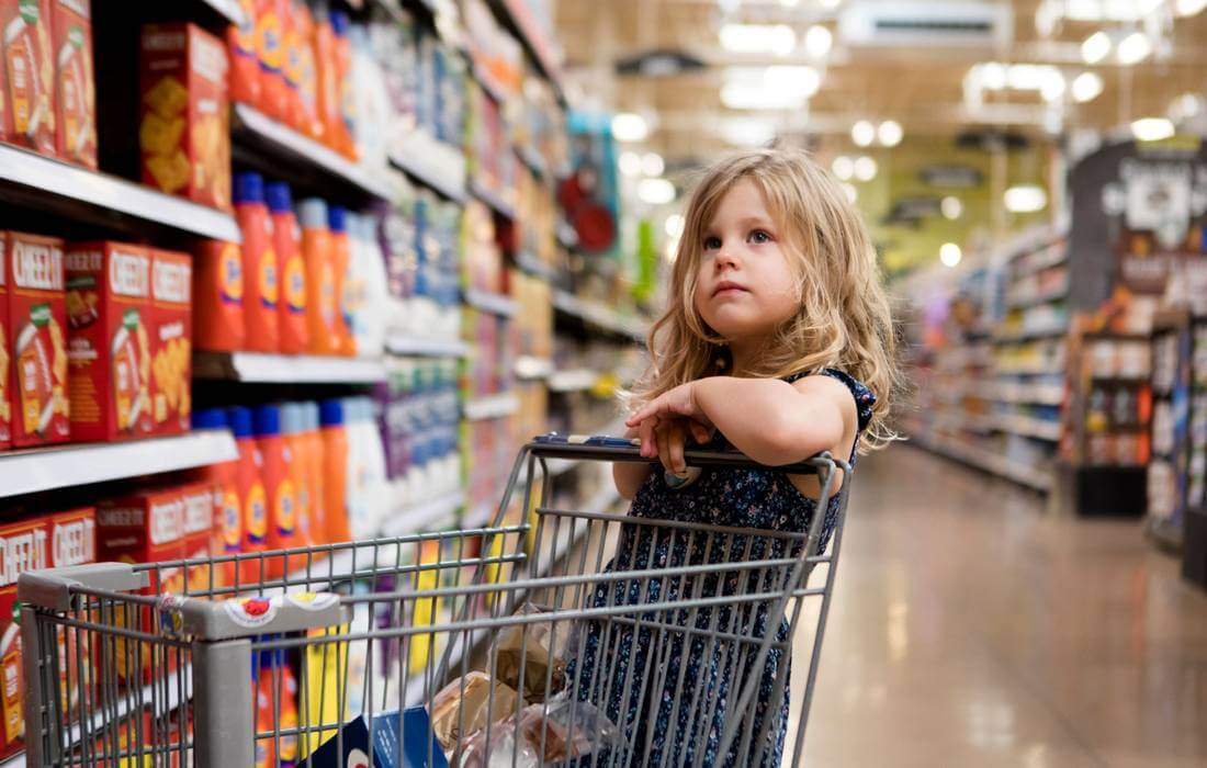 Самые дешевые супермаркеты в Америке — фото девочки с тележкой — American Butler