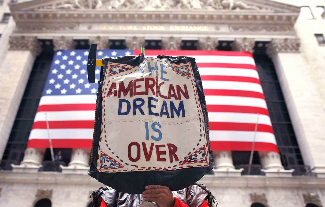 Фото надписи на плакате American Dream is Over — American Butler