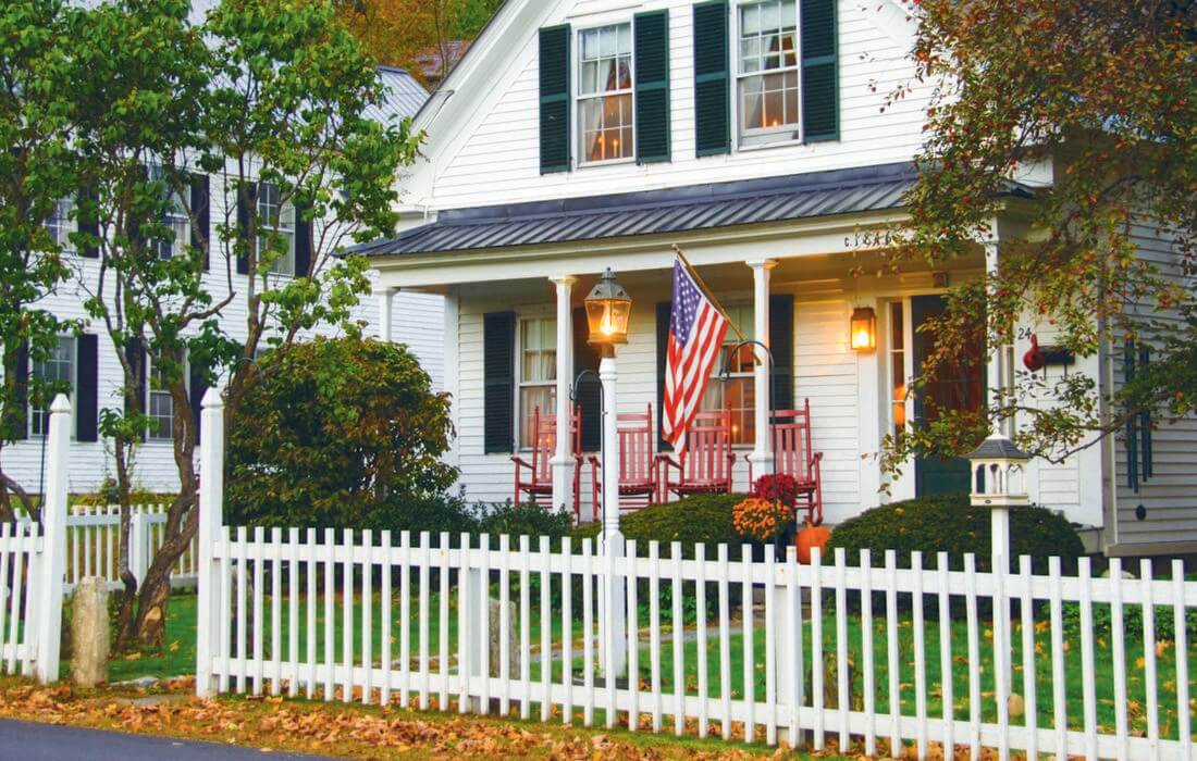 Что такое Американская мечта — фото белого дома с забором и звёздно-полосатым флагом — American Butler