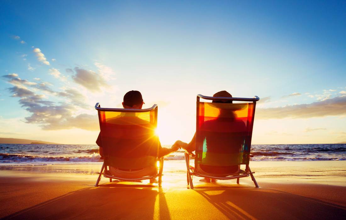 American dream concept — photo of an elderly couple resting on the beach — American Butler