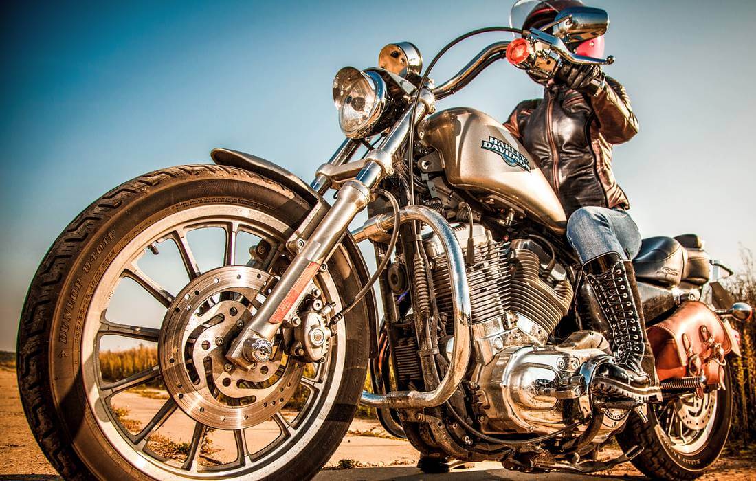 Кто такие байкеры — фото девушки на мотоцикле Харлей-Дэвидсон — American Butler