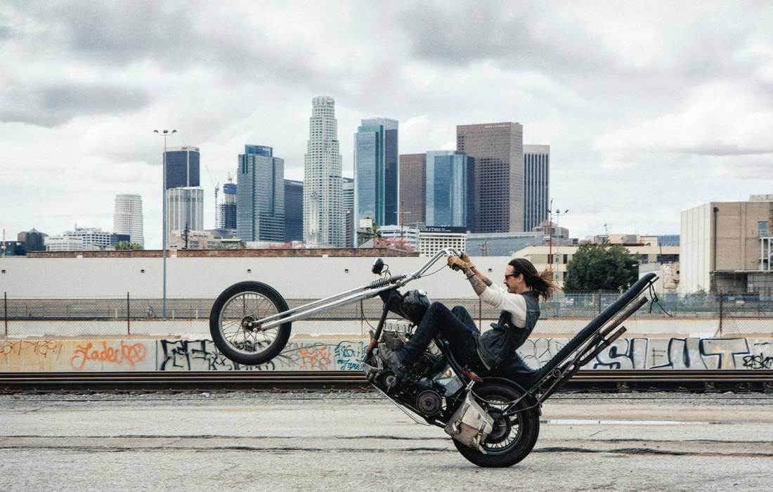 Байкер едет на мотоцикле по Лос-Анджелесу в США — American Butler
