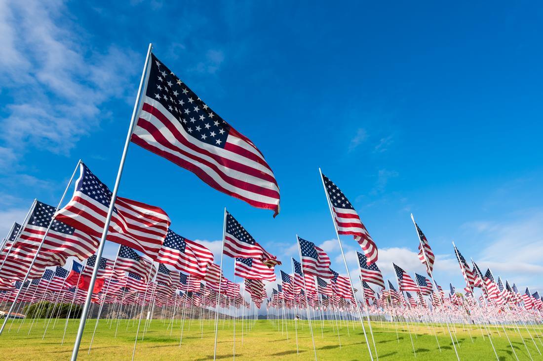Фото флагов на кладбище в честь праздника поминовения и памяти в США - Memorial Day - American Butler