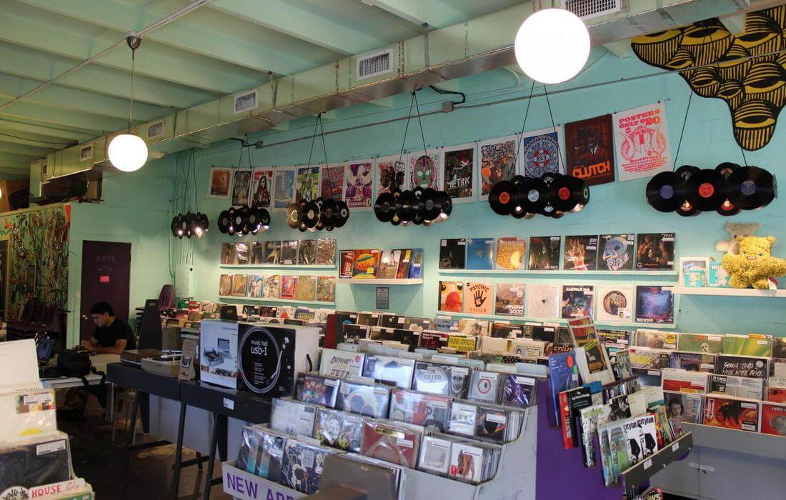 Музыкальный магазин — фото полок с дисками и виниловыми пластинками — American Butler