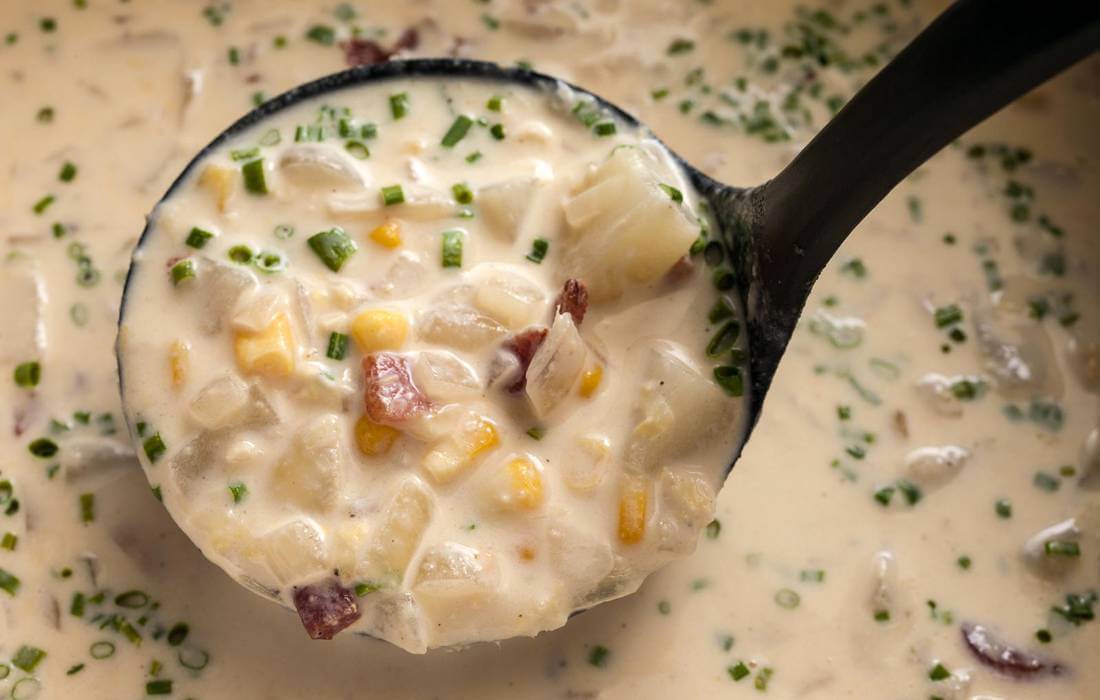 Photo of cream clam chowder - traditional food in the northeastern United States - American Butler
