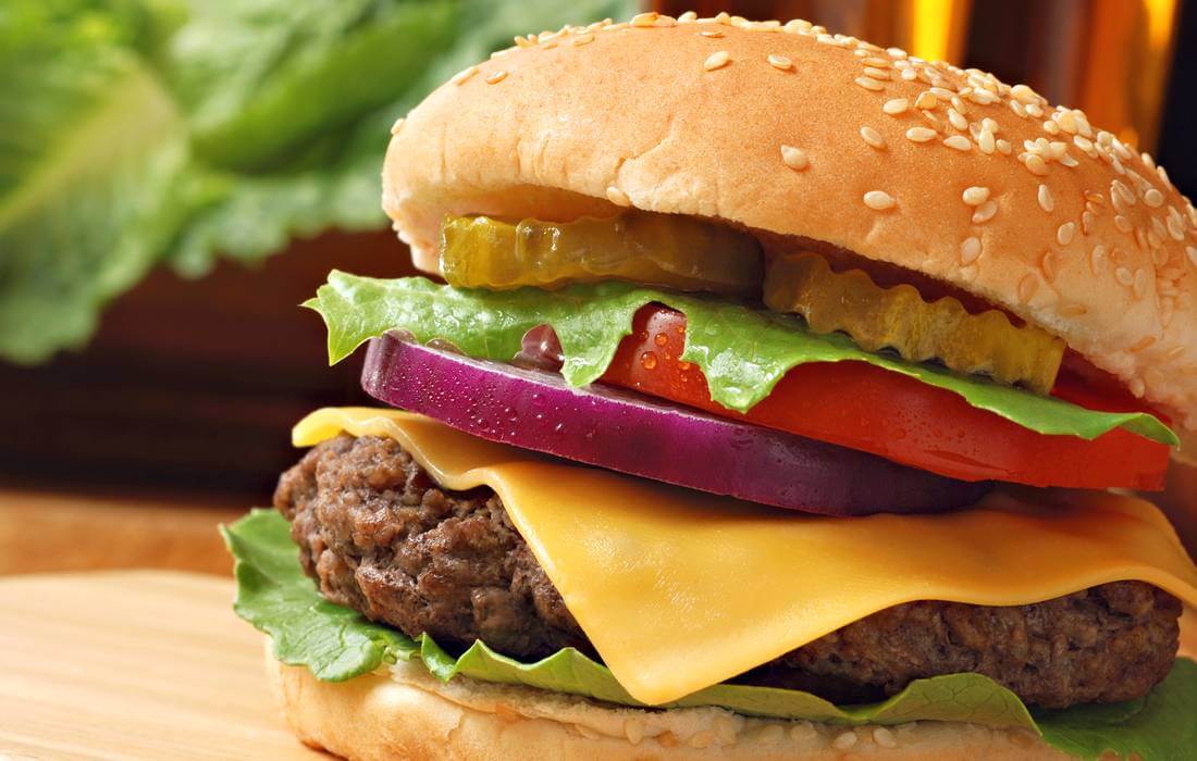 Американские блюда — фото чизбургера в ресторане — American Butler