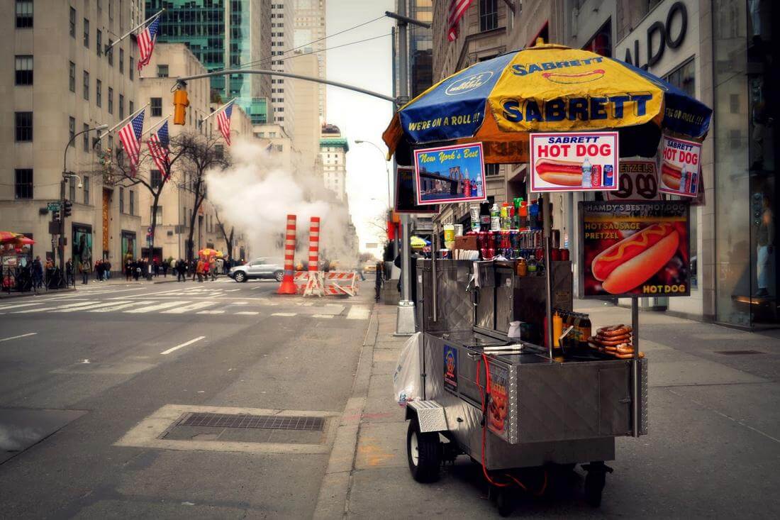 Кто и когда придумал Хот-Дог — фото торгового лотка на улице в Нью-Йорке — American Butler