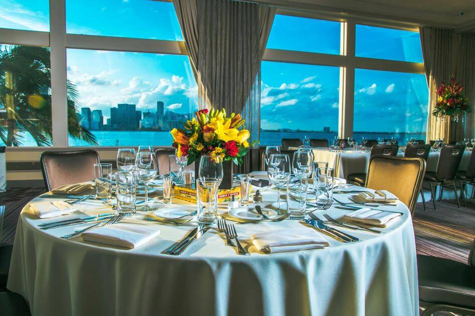 Rusty Pelican в Майами - лучшие рестораны с видом на воду - American Butler