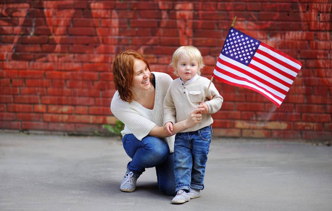 Флаг США - фото мамы с ребёнком и флагом Соединённых Штатов Америки - American Butler