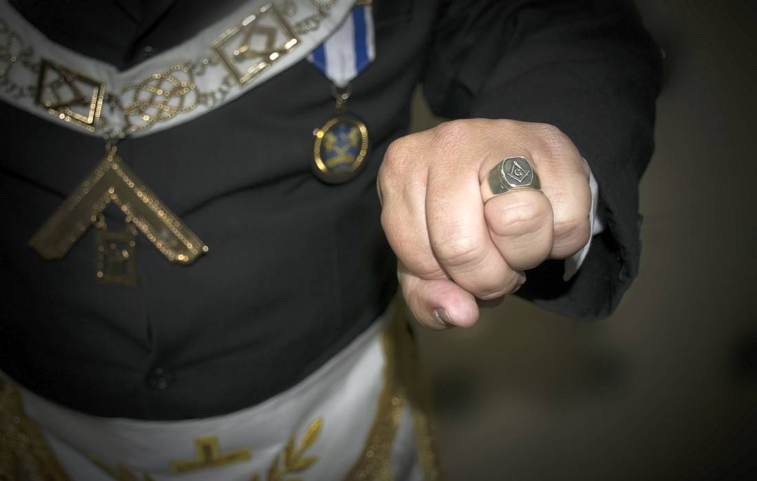 Symbols and symbols of masons in the USA - photo of a ring from a member of society - American Butler