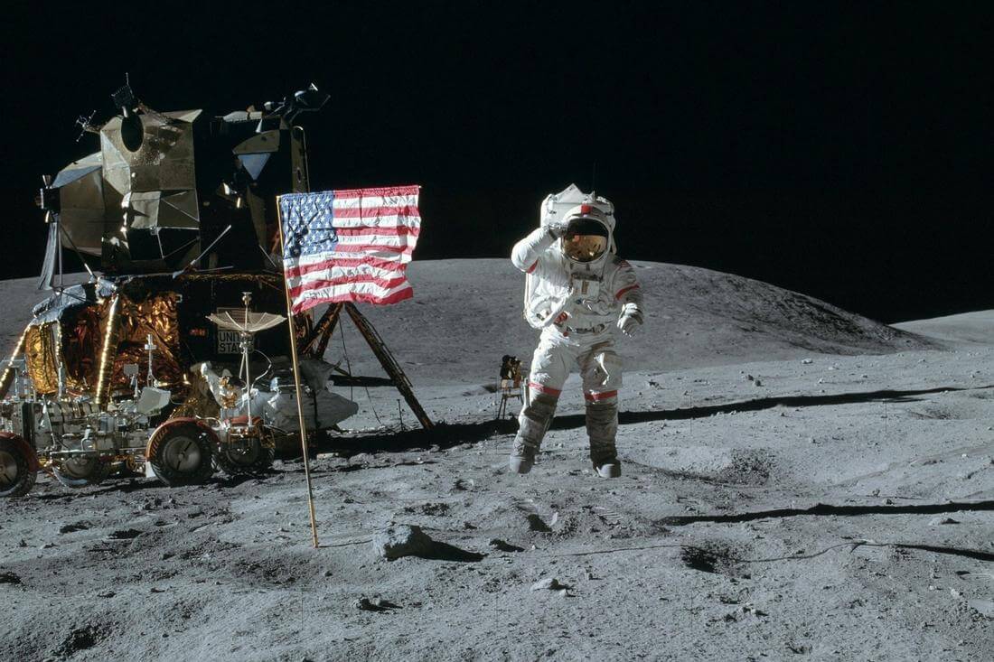 Космическая гонка СССР против США — фото американского астронавта на луне — American Butler