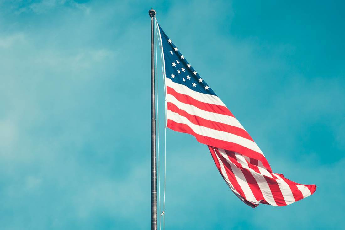 Легальный способ иммиграции — Зелёная карта — фото американского флага — American Butler