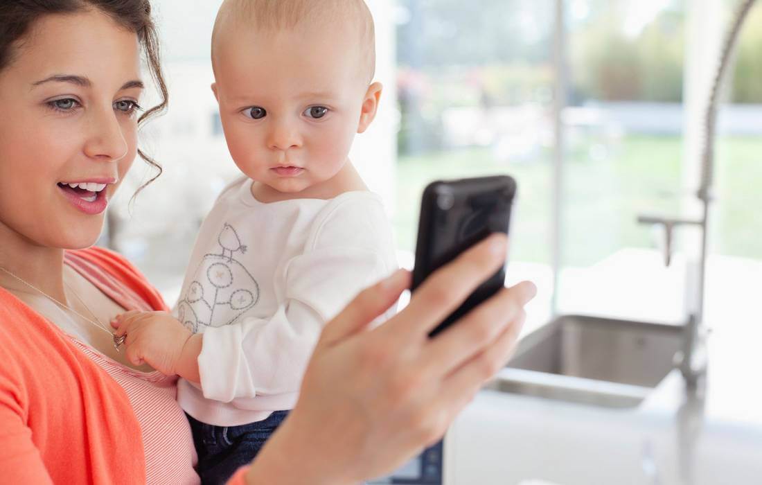 Photos of mom and child using American mobile communications - American Butler