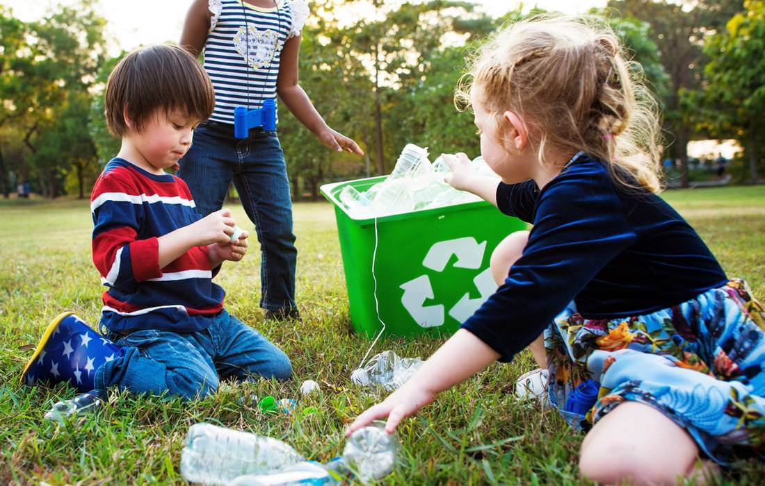 Photos of children in the US collecting waste and garbage in containers for recycling — American Butler