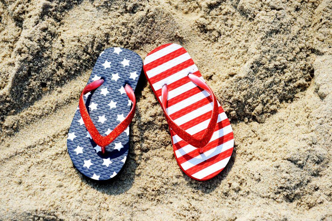Как получить неиммиграционную визу в США — фото сланцев на пляже — American Butler