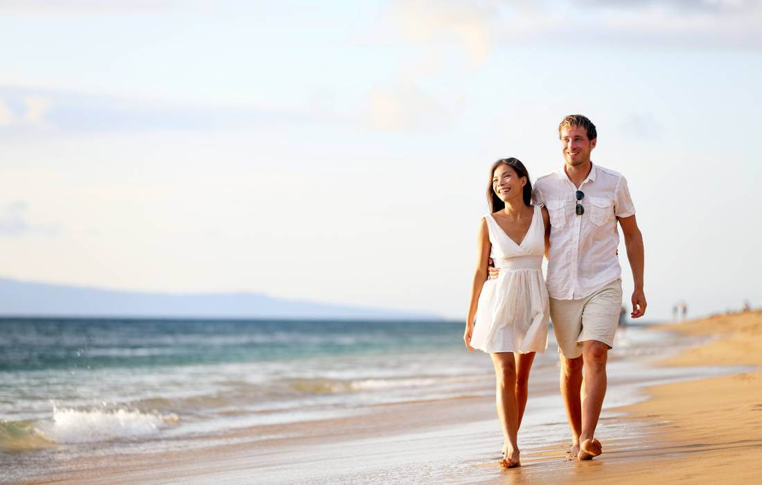 Жизнь в Америке: ожидание vs реальность — фото счастливой пары на пляже — American Butler