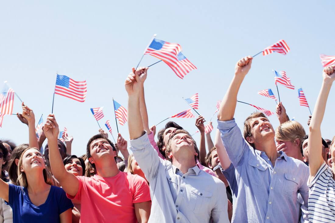 Менталитет в США — фото счастливых американцев с флагами — American Butler