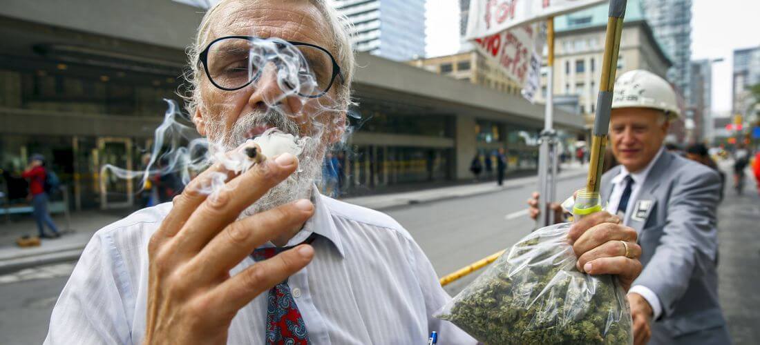 Кто и что курит в США — фото мужчины с марихуаной — American Butler