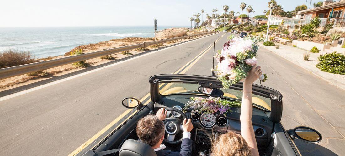 Венчание и религиозная свадьба в США — фото молодоженов в машине — American Butler