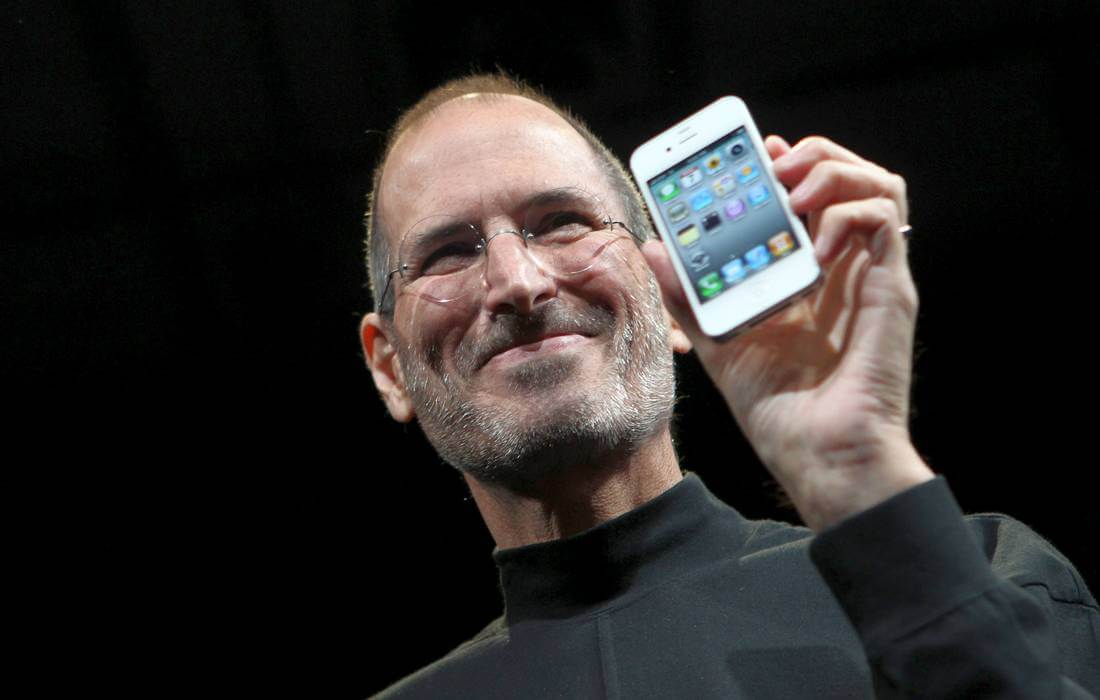 Steve Jobs presents his latest Iphone 4 — American Butler