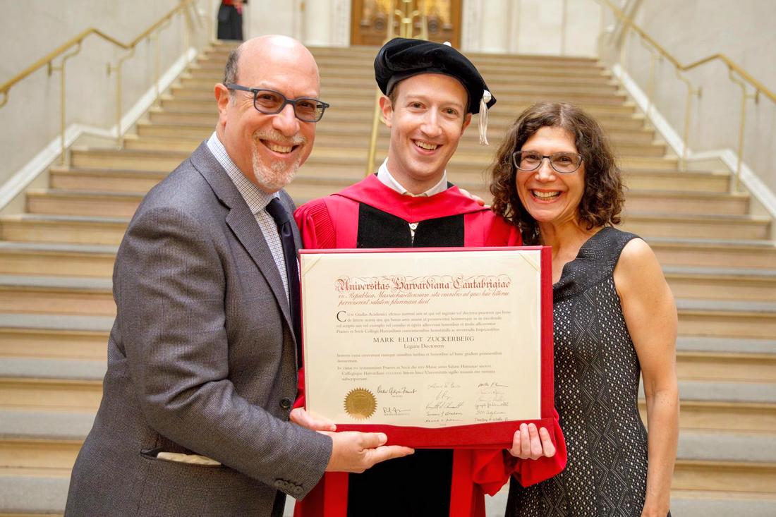 Фото Фото Марка Цукерберга с родителями и дипломом Гарварда — American Butler