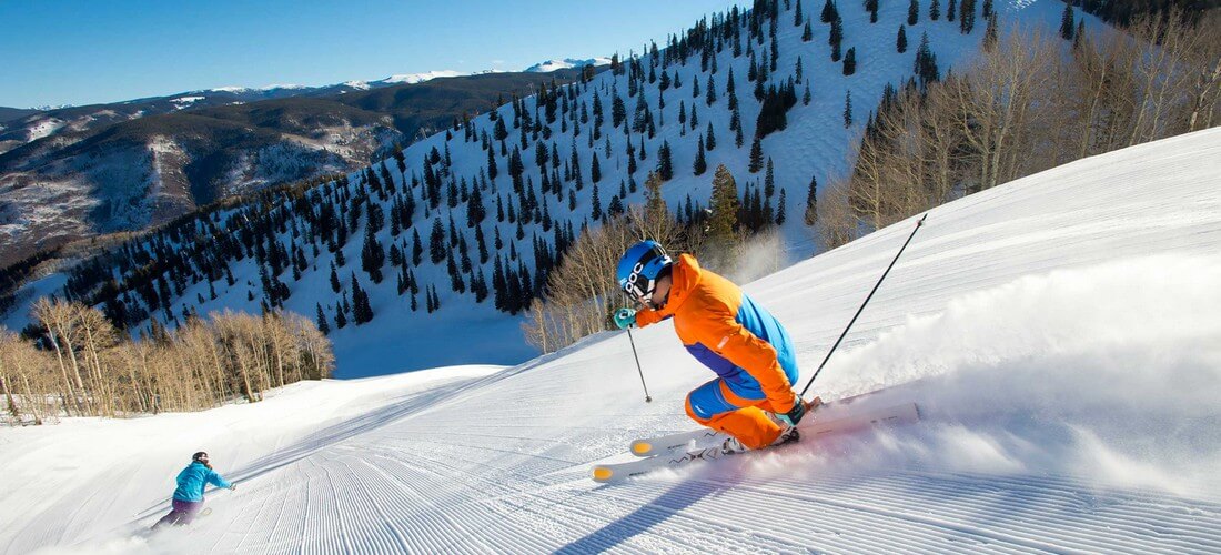 Фото лыжника на спуске в горах в США — American Butler