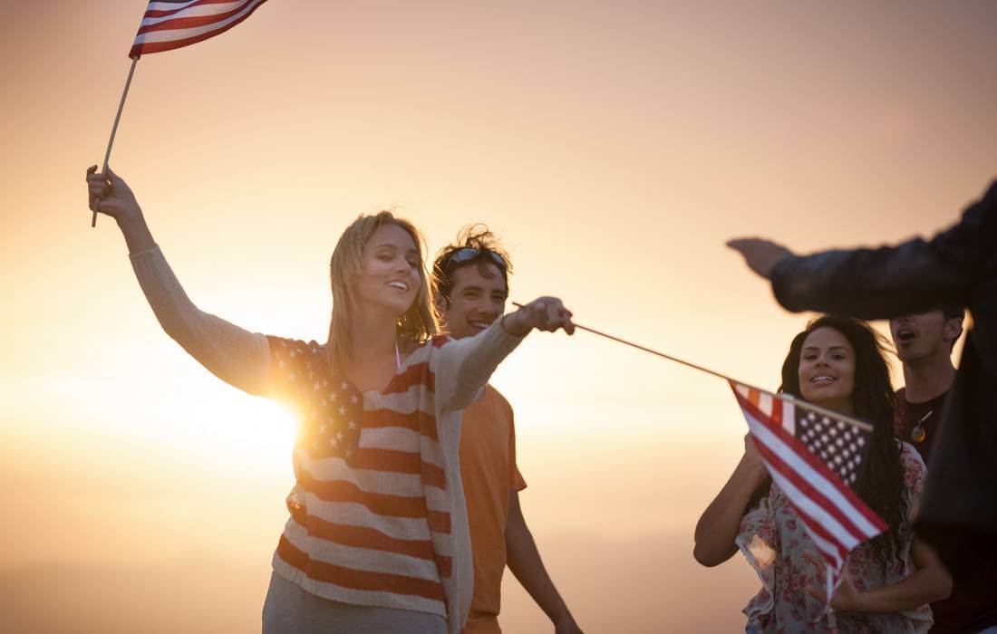 Интересные статьи и факты о США - фото людей с американскими флагами - American Butler